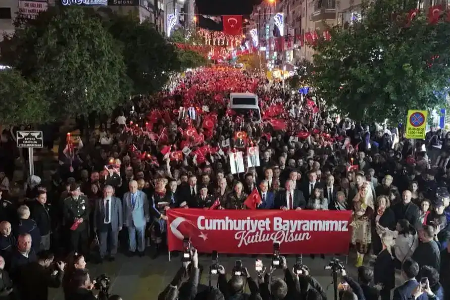 Manisa’da Cumhuriyet Bayramı Coşkusu Sokaklara Taştı