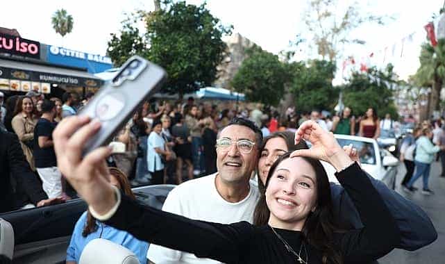 antalya altin portakal film festivalinde geleneksel kortej coskusu