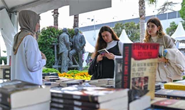 izkitapta edebiyat soleni suruyor