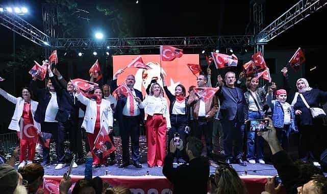 menemende binler cumhuriyet sevgisiyle yurudu