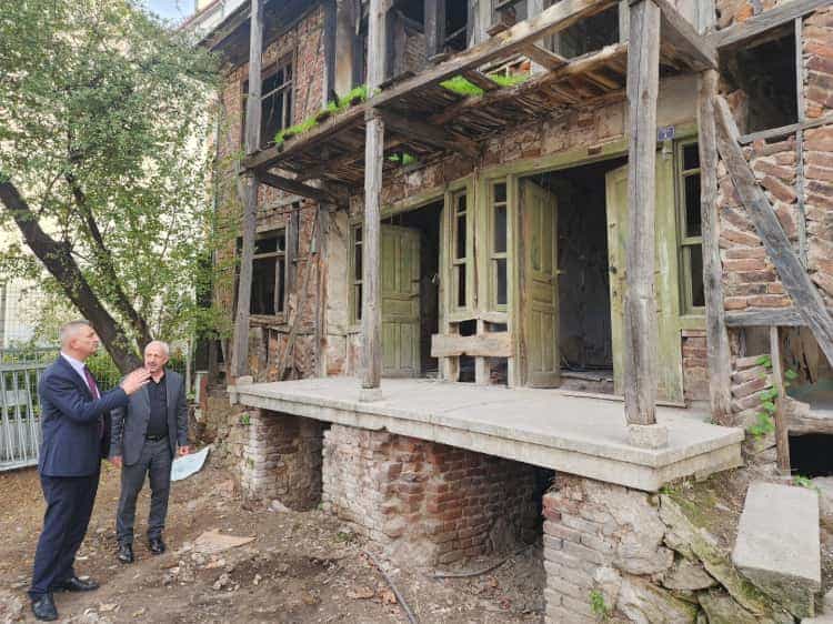 Gölcük’te Tarihi Yapı Yeni Kütüphane Oluyor