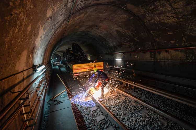 İzmir Metrosu’nda Gece Mesaisi: Raylar Yenileniyor