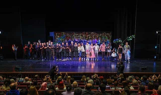 bakirkoy belediye tiyatrolarinin oyunlarinda koltuk genclerin