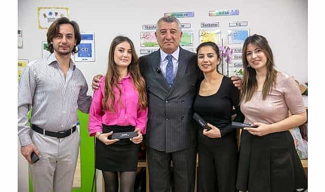 guzelbahcede belediyesinden 24 kasima anlamli hediye ogretmenlere isimli kalem