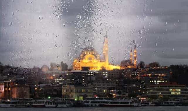 akom istanbul yilbasina soguk ve yagisli havayla giriyor