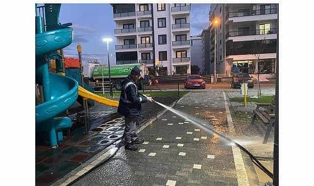 edremit belediyesinden parklarda hizli temizlik calismasi