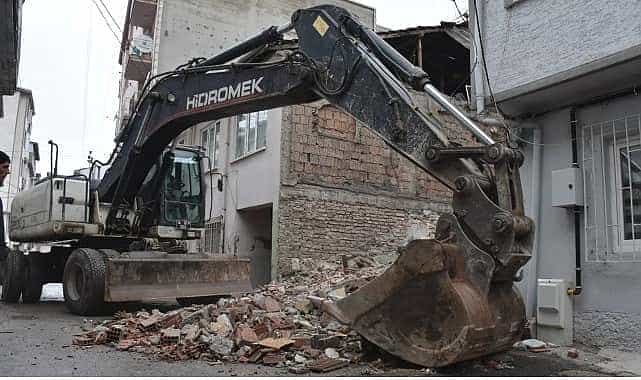 gemlikte metruk bina temizligi devam ediyor
