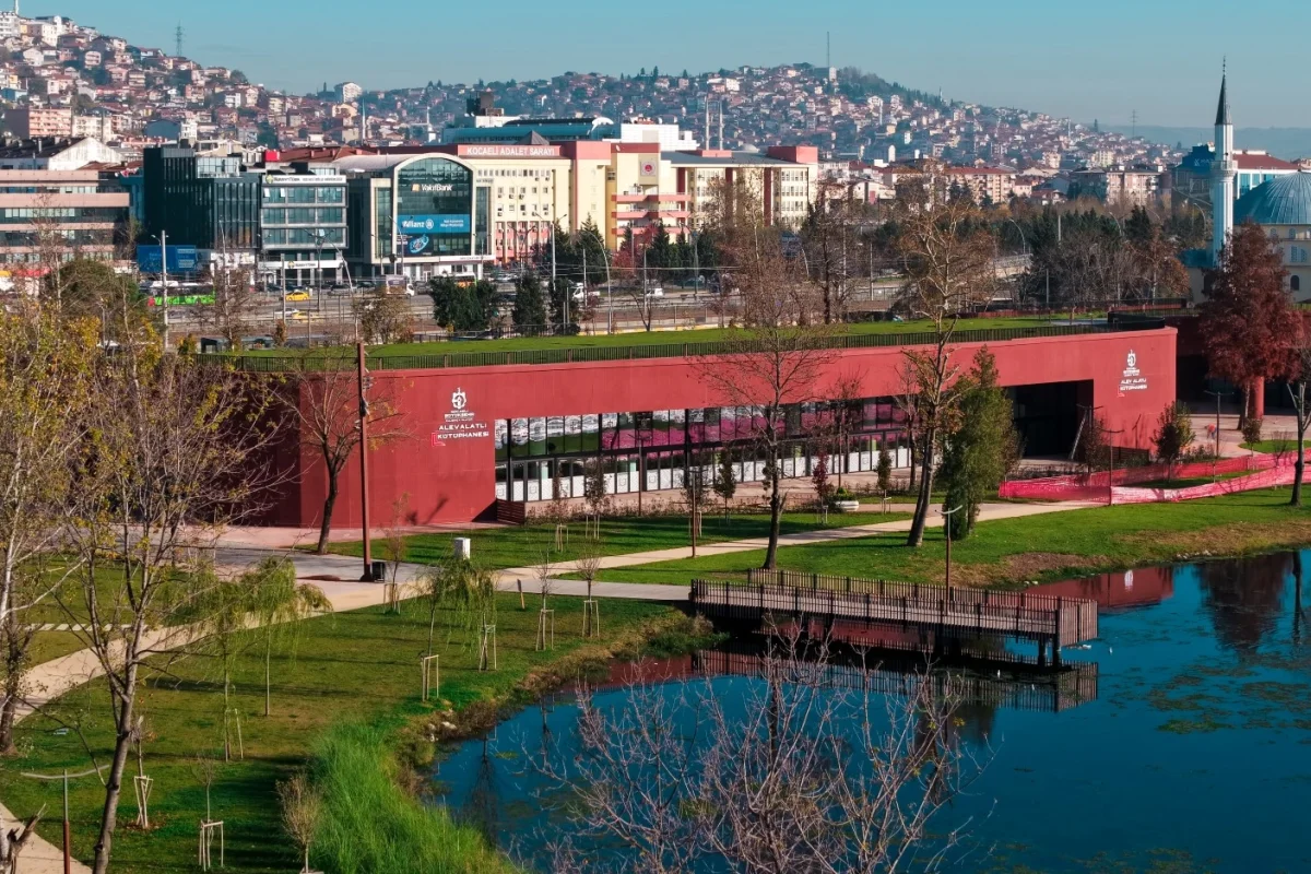 Kocaeli’de Göl Manzaralı Kütüphane İlgi Görüyor 1 Kocaeli’de Göl Manzaralı Kütüphane İlgi Görüyor
