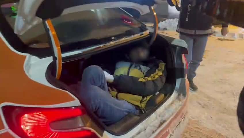 Kars’ta Taksinin Bagajından valiz yerine düzensiz göçmenler çıktı 1 5 9