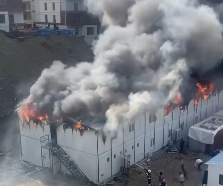 İnşaat Alanındaki Konteynerlerde Yangın 1 IMG 20260128 WA0042