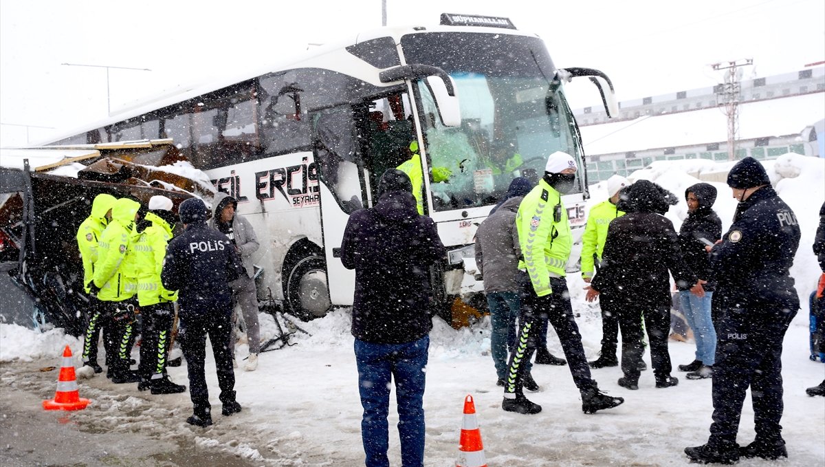 Bitlis’te yolcu otobüsü polis noktasına çarptı: 4 polis memuru yaralandı 1 WhatsApp Image 2026 01 24 at 12.01.04 1