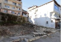 konakta metruk bina yikimlari suruyor