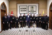 konya buyuksehirin basarili judoculari 2025te kazandiklari kupalari baskan altaya takdim etti