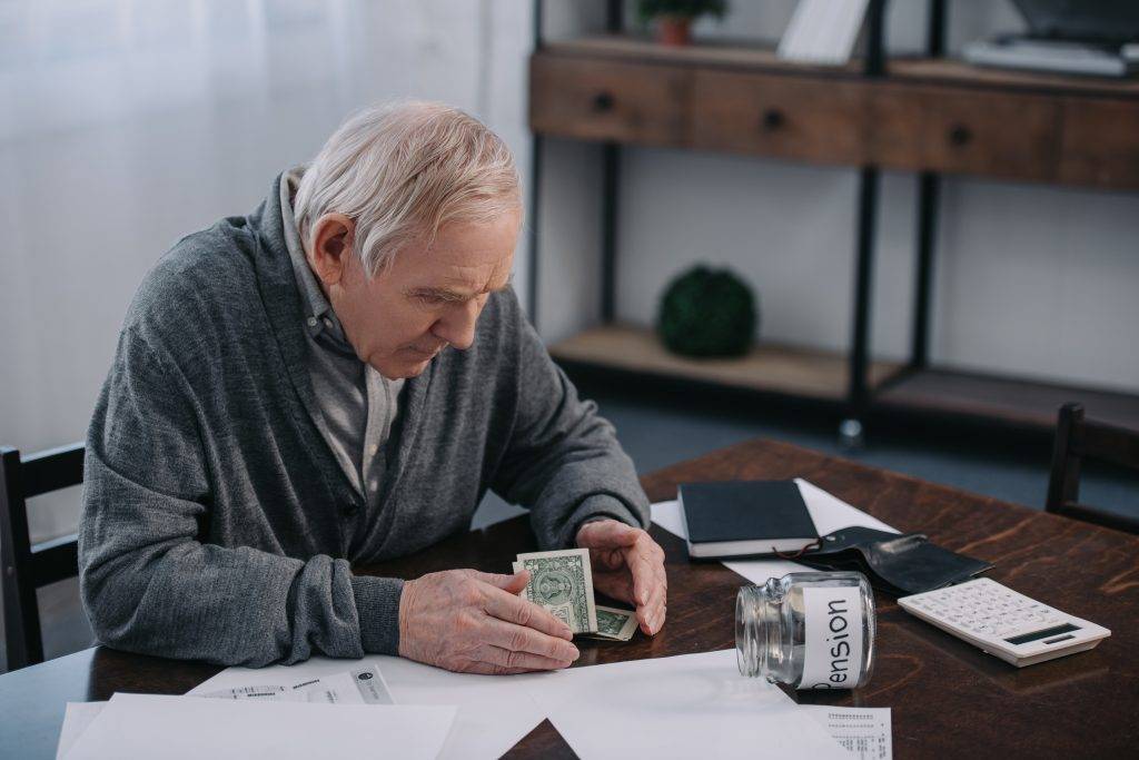 Emekli Maaşı Zammı Son Dakika 1 senior man sitting at table with money paperwork 2022 12 16 18 48 27 utc