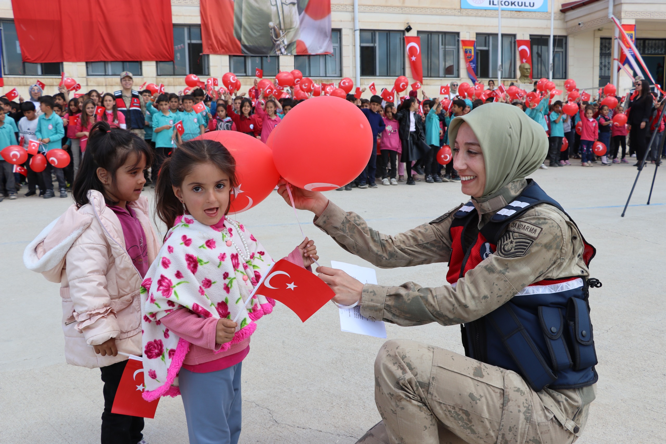 Siirt’te Jandarma, Milli Aile Haftası Kapsamında Farkındalık Etkinlikleri Düzenledi 1 18f93b3f 0444 47b4 991a 307e35eba611