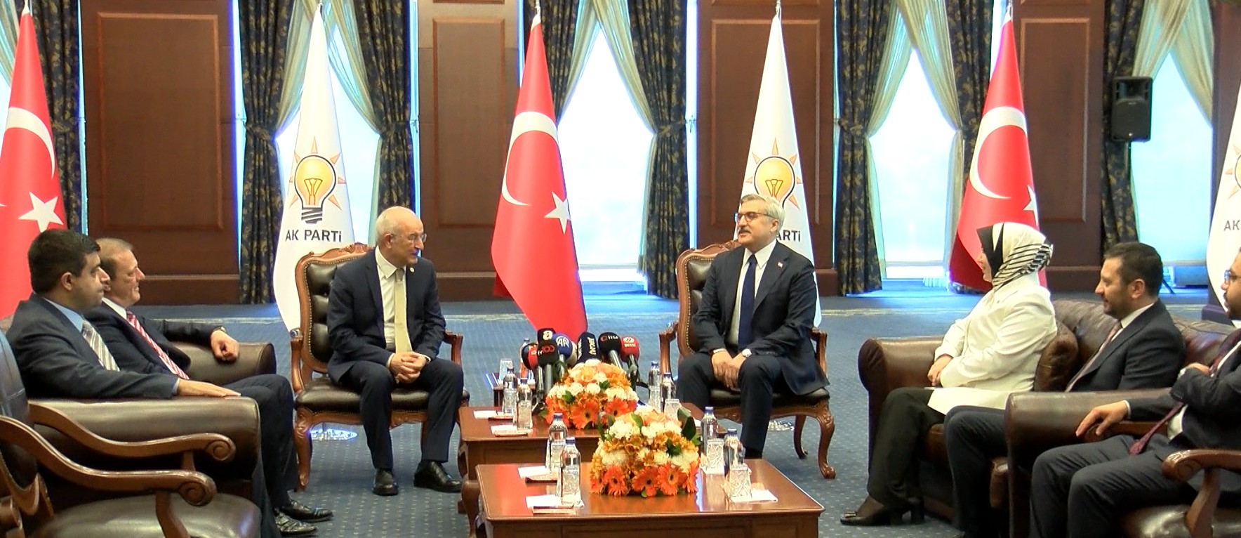 AK Parti ve CHP Heyetleri 3 Bayram Sonra Yeniden Bayramlaştı 1 AK PARTI VE CHP 3 BAYRAM SONRA BAYRAMLA 1334570 396504