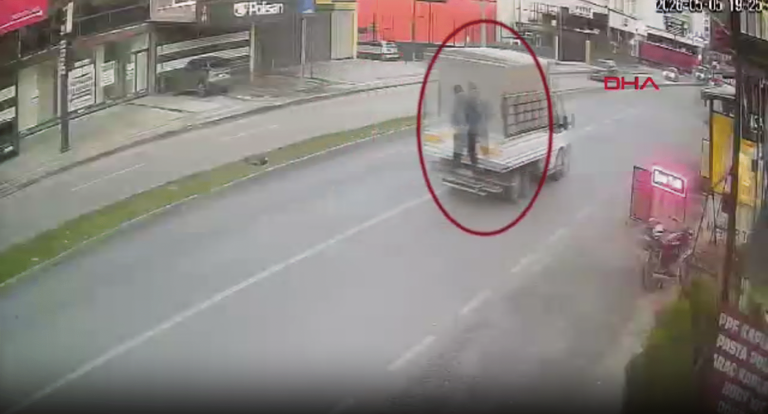 Adana’da Motosikletle Takip Ettikleri Kamyonetten 40 Kilo Et Çaldılar 1 Ekran Resmi 2026 05 28 10.36.14 scaled