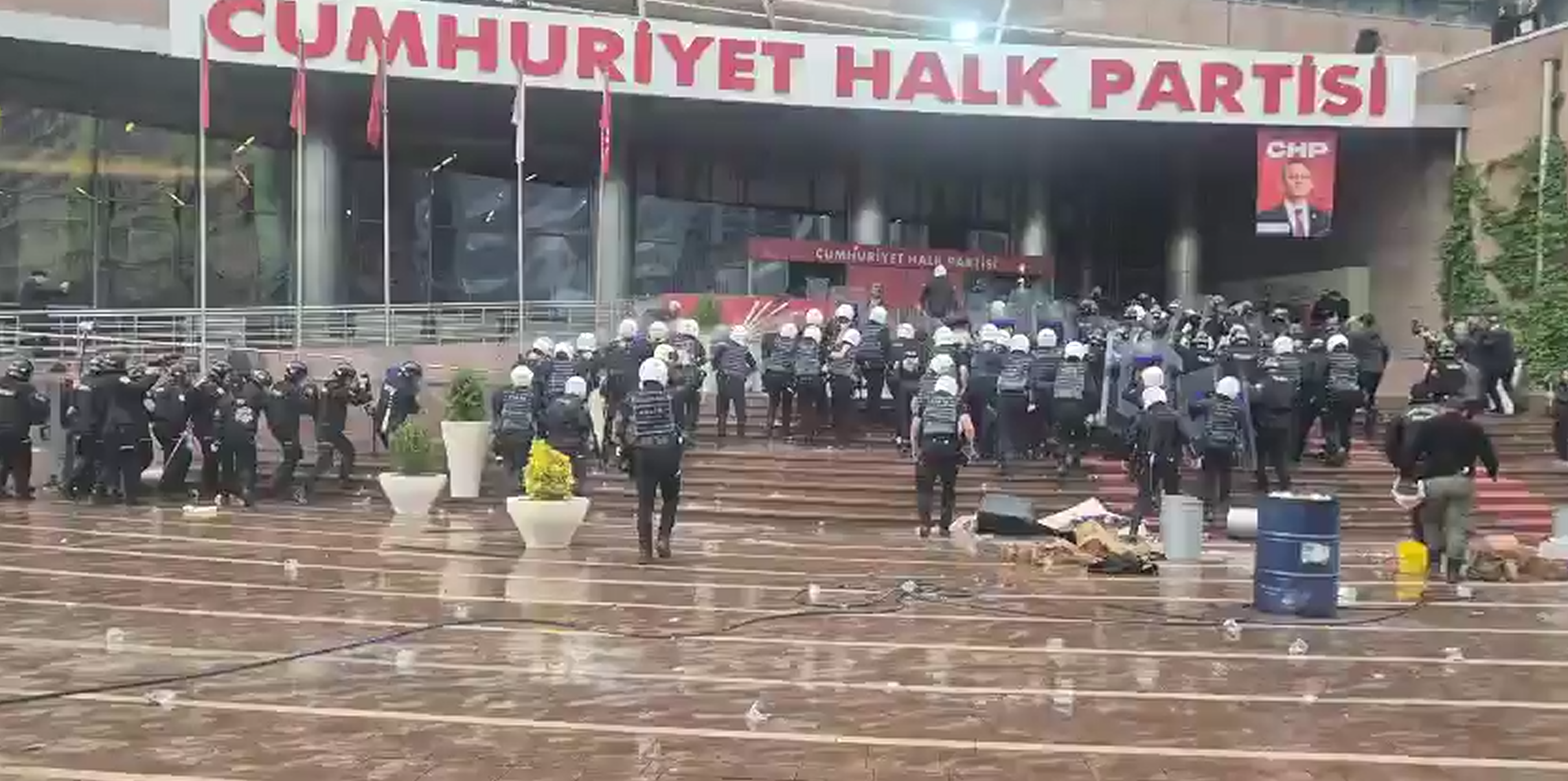 Polis Ekipleri CHP Genel Merkezi’ne Girdi: Bahçe Kapısı Yıkıldı, Biber Gazlı Müdahale Gerçekleşti 1 Ekran goruntusu 2026 05 24 164707