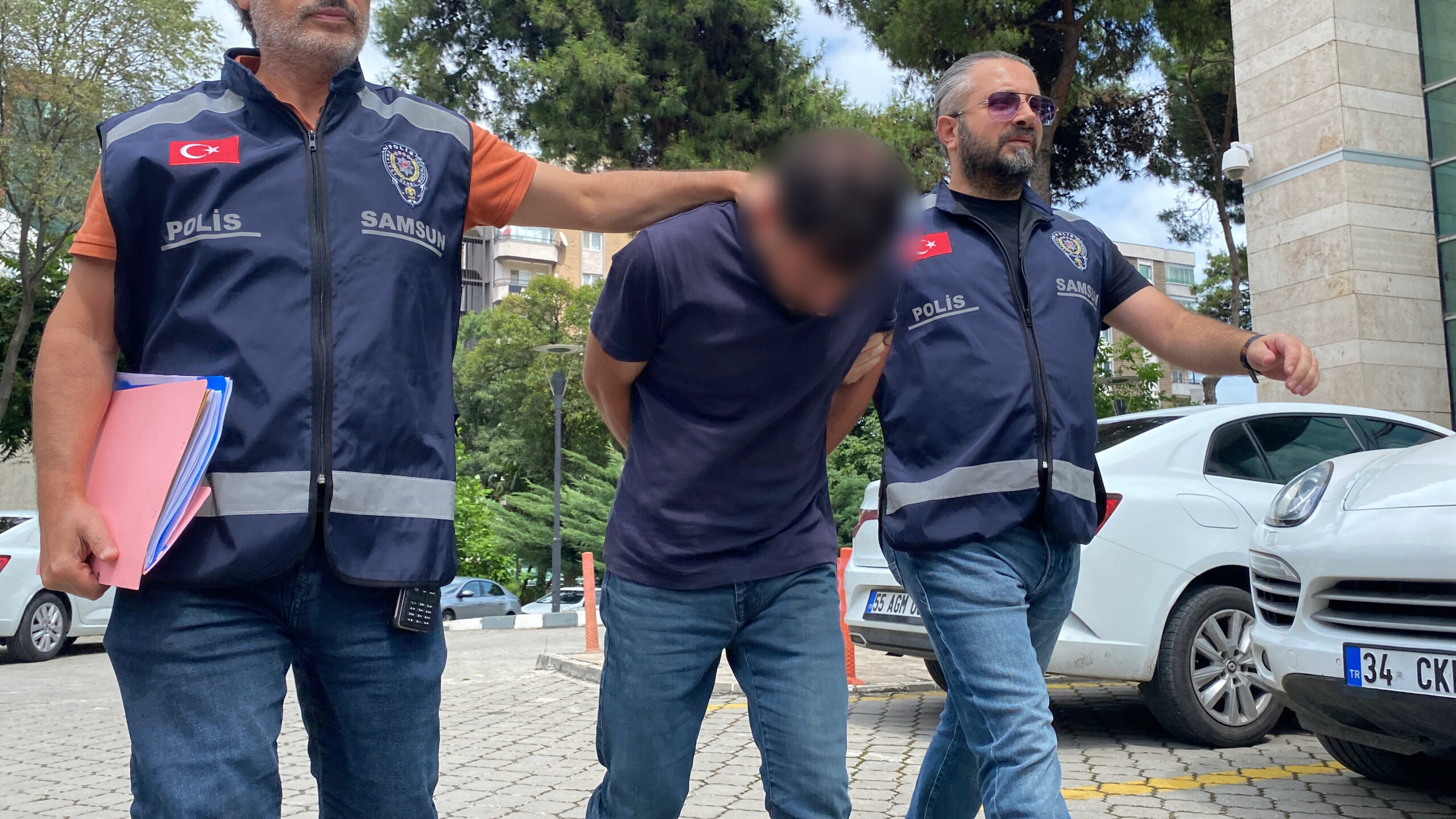 Samsun’da Kendini Polis Olarak Tanıtan Dolandırıcı Çorum’da Yakalandı 1 ADINIZ SUC ORGUTUNE KARISTI DEYIP 15 1434032 426149 scaled
