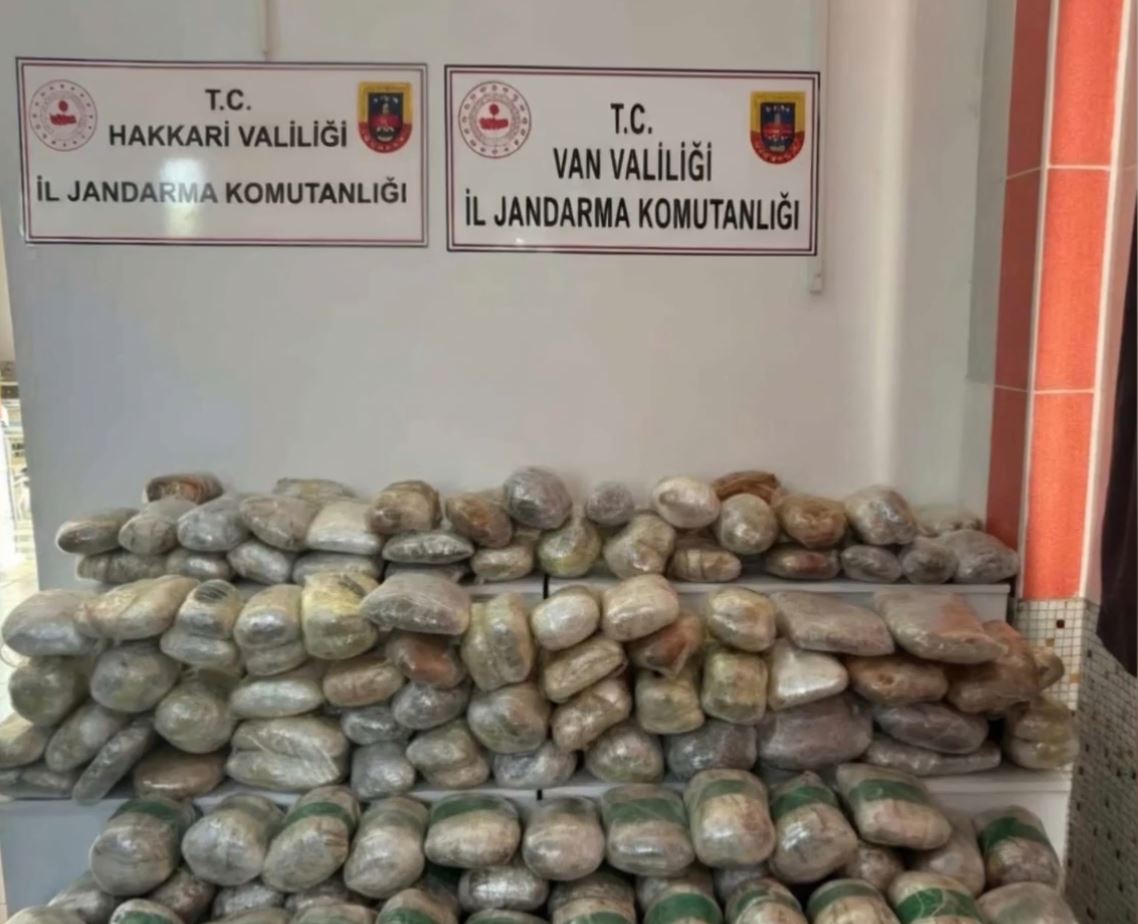 İki İlde Dev Uyuşturucu Operasyonu: 265 Kilogram Skunk Ele Geçirildi 1 2 ILDE UYUSTURUCU OPERASYONLARI 3 TUTUK 1473543 438445