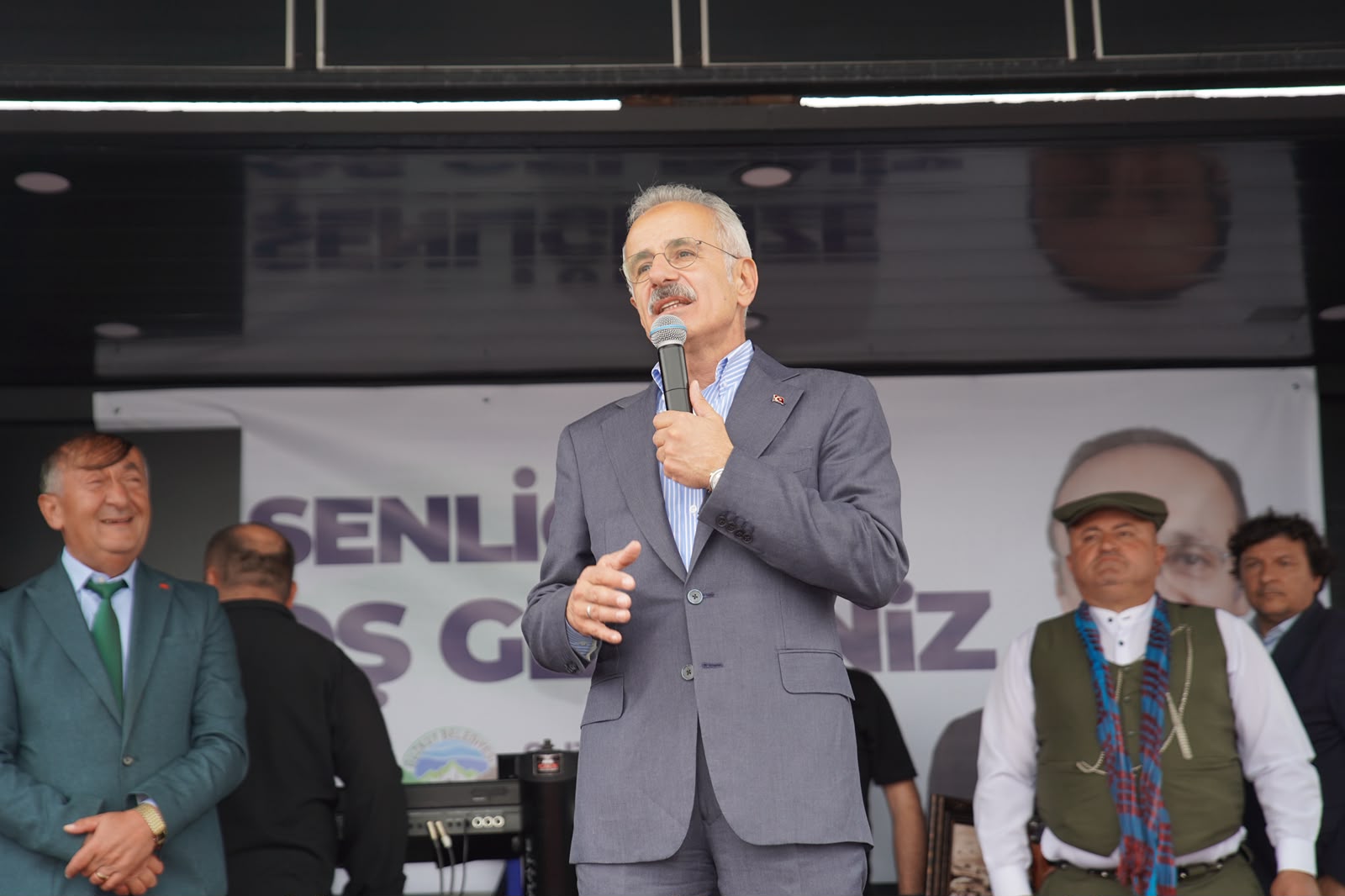 Bakan Uraloğlu Düzköy’de Honefter Yayla Şenliği’ne Katıldı 1 BAKAN URALOGLU HIZMETE DEVAM EDECEGIZ 1460601 434599