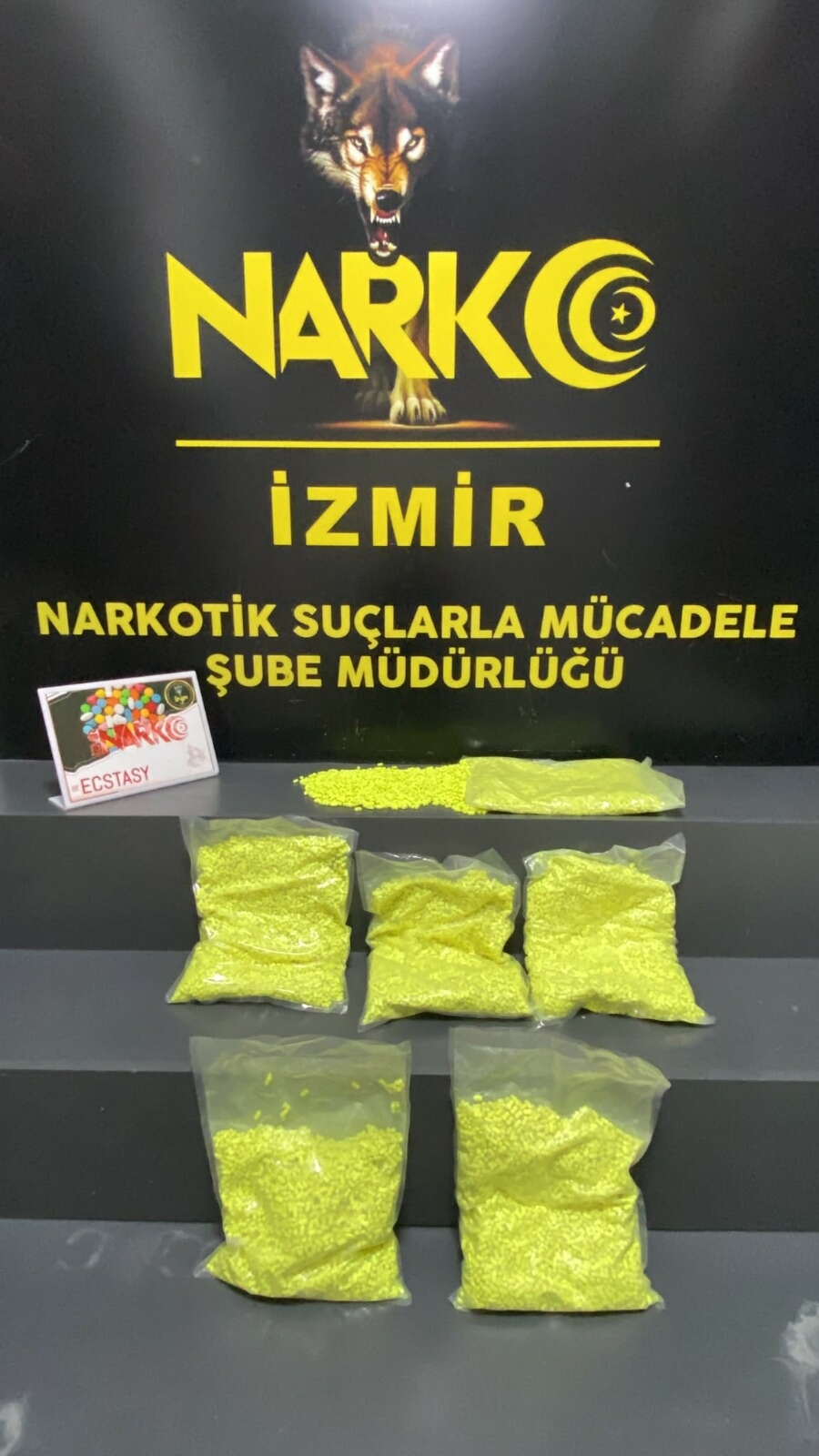 İzmir’de Dev Uyuşturucu Operasyonu: Çantasından Binlerce Ecstasy Çıkan Şüpheli Tutuklandı 1 CANTASINDA 31 BIN 320 UYUSTURUCU HAPLA Y 1464224 435662
