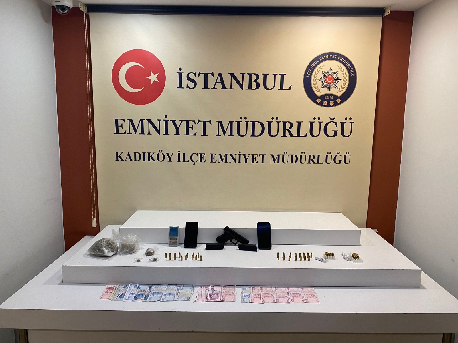 Kadıköy’de 14 Yıl Hapis Cezası Bulunan Firari Hükümlü Yakalandı 1 KADIKOYDE 14 YIL 2 AY KESINLESMIS HAPIS 1479234 440199