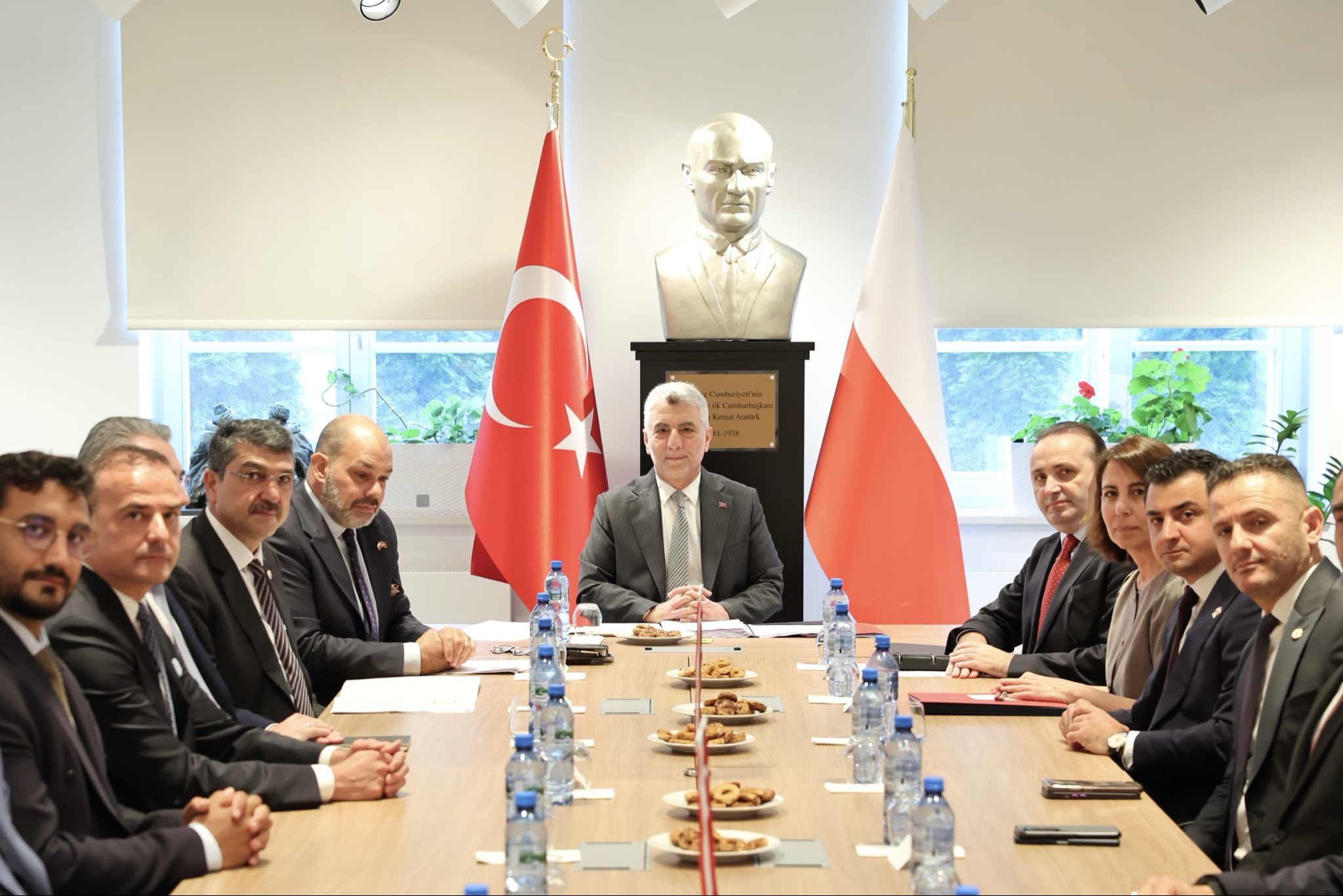 Ticaret Bakanı Ömer Bolat Varşova’da Türk İş Dünyası İle Buluştu: Ticaret Hacmi 12,5 Milyar Dolara Ulaştı 1 TICARET BAKANI OMER BOLAT POLONYADA 1445738 430026